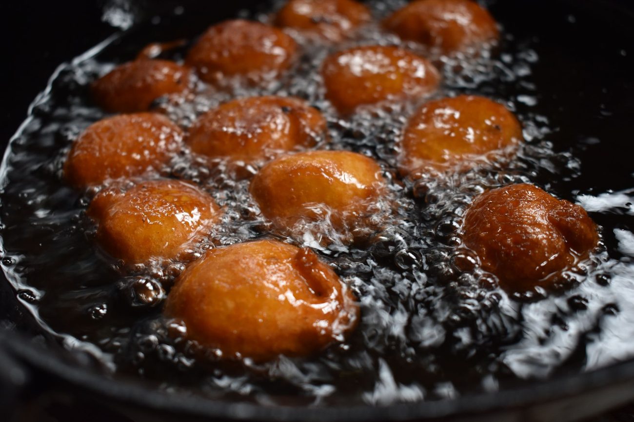 Oliebollen bakken op een balkon van twee bij vier meter