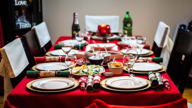 Een eettafel voor zes in de woonkamer van een rijtjeshuis