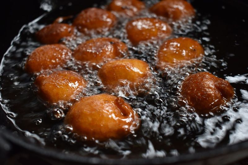 Oliebollen bakken op een balkon van twee bij vier meter